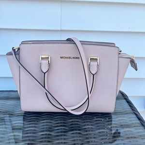 Gorgeous light pink Micheal Kors bag. In very well condition.